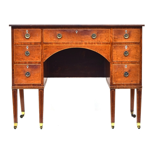 555 - A Regency mahogany kneehole dressing table, with an arrangement of seven drawers, with light wood st... 