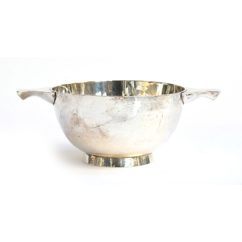 83 - A silver porringer, maker's mark WW, London 1925, diameter of bowl 10.5cm, 5.4oz