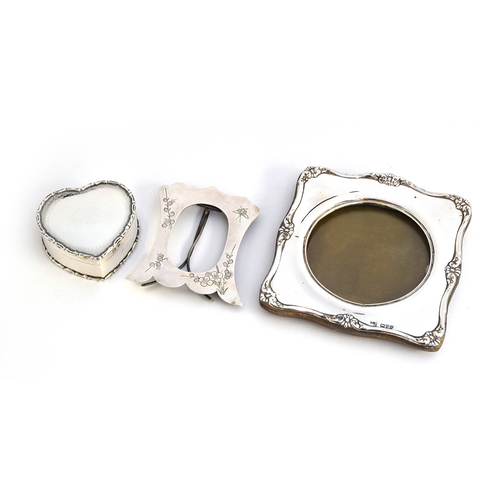 113 - A small Edwardian heart shaped silver trinket box by Deakin & Francis Ltd, Birmingham 1903, 6.3cm ac... 