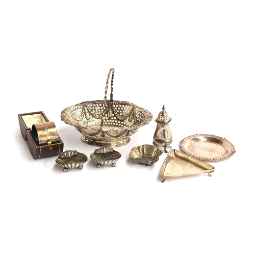 75 - A mixed lot of silver to include a pair of scallop shell salts, cased napkin ring, triangular ashtra... 