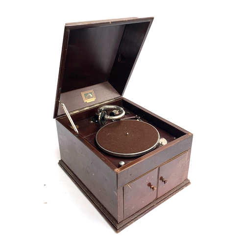 150 - A HMV model 109 oak cased table top gramophone, with No. 4 sound box