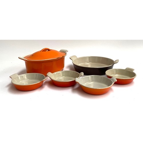 164 - A lot of Le Creuset kitchenalia to include casserole pot, four ramekins and pie dish