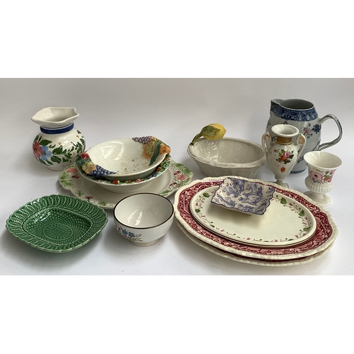 85 - A mixed lot of ceramics, to include Italian fruit bowls; Wedgwood vase; hand painted twin handled ur... 