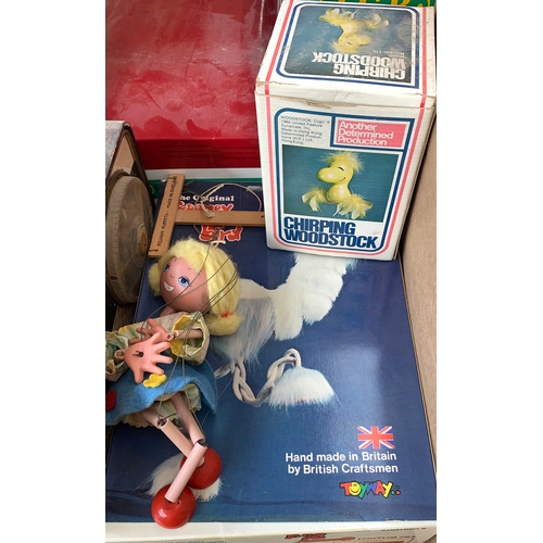 190 - Three vintage puppets: Chirping Woodstock by Another Determined Production, boxed; The Original Goon... 