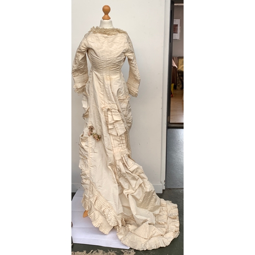 922 - A Victorian cream figured silk and lace wedding dress