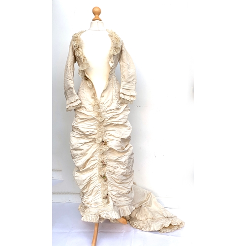 922 - A Victorian cream figured silk and lace wedding dress