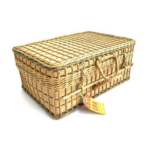 1047 - A vintage wicker picnic hamper