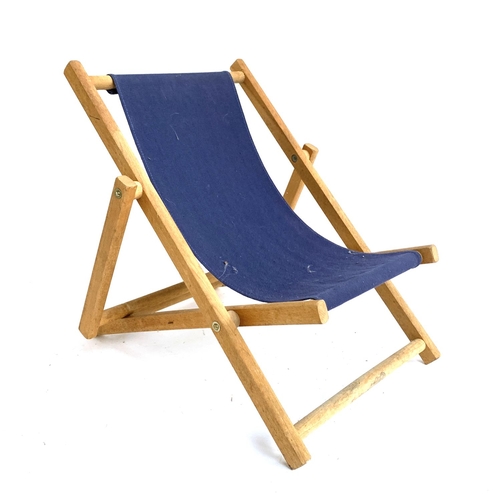 1055 - A vintage children's deck chair