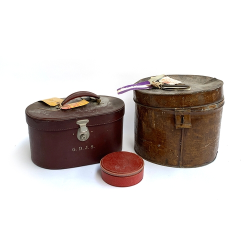 1080 - A vintage Antler ladies travel case together with a leather ring box and a metal hat box together (3... 