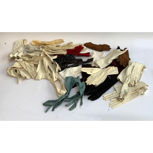 942 - A mixed lot of ladies gloves, suede, leather and others, some unworn, some long, various sizes, some... 