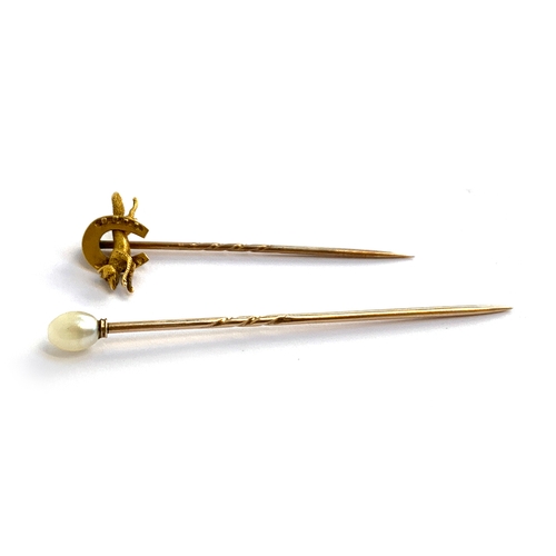 73 - A 15ct gold tie pin, in the form of a leaping fox and horse shoe, 1.9g; together with one other with... 