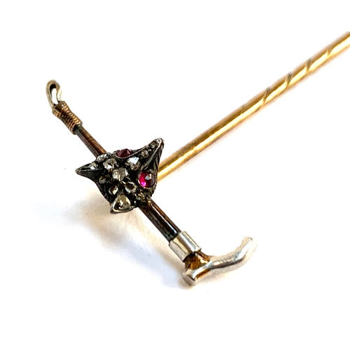 74 - A 9ct gold and white metal tie pin, the terminal in the form of a fox's mask and hunting whip, with ... 