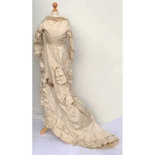 922 - A Victorian cream figured silk and lace wedding dress