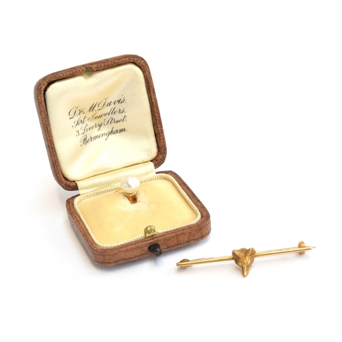 37 - A 14ct gold fox mask tie pin, approx. 4cm wide, 3.4g; together with a pearl and 18ct gold stud, the ... 