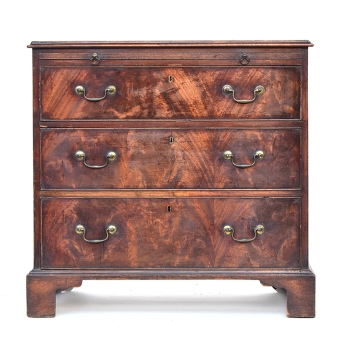 530 - A George III mahogany bachelor's chest, the moulded top over brushing slide and three cockbeaded gra... 