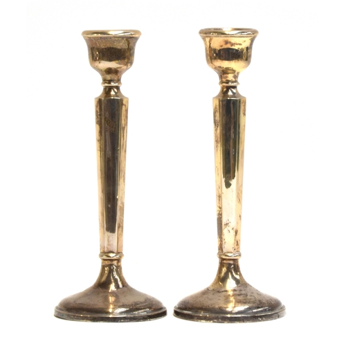 148 - A pair of George V loaded silver candlesticks, by Kemp Brothers, London 1927, each 20cm high; togeth... 