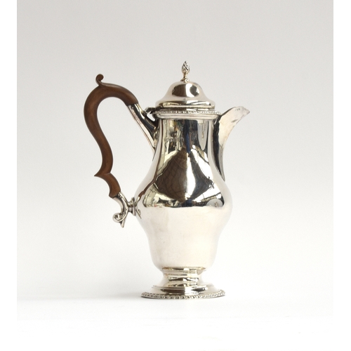 77 - A George V silver coffee pot, maker's mark rubbed, Birmingham 1919, with gadrooned rim, 21.5cm high,... 