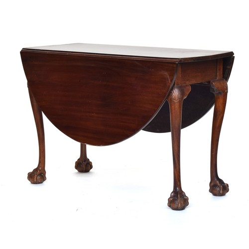 553 - A George II mahogany oval gateleg table, probably Irish, raised on shell capped cabriole legs with b... 