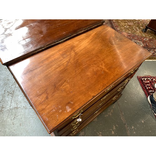 526 - A late George III mahogany chest of drawers, the rectangular moulded top above four graduated drawer... 