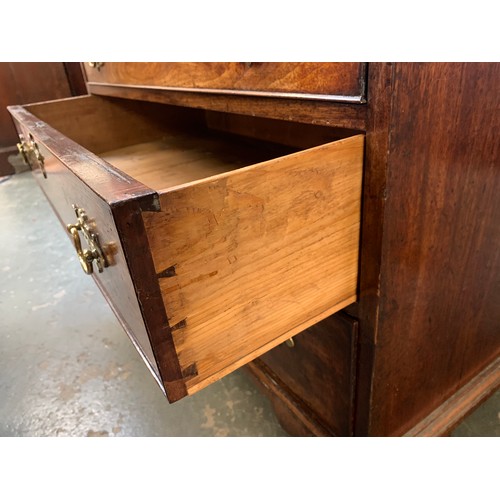 526 - A late George III mahogany chest of drawers, the rectangular moulded top above four graduated drawer... 