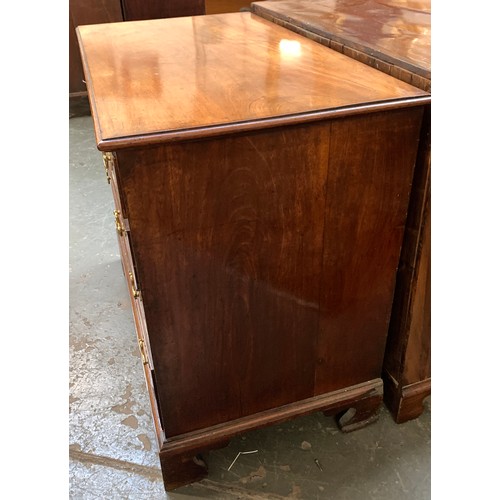 526 - A late George III mahogany chest of drawers, the rectangular moulded top above four graduated drawer... 