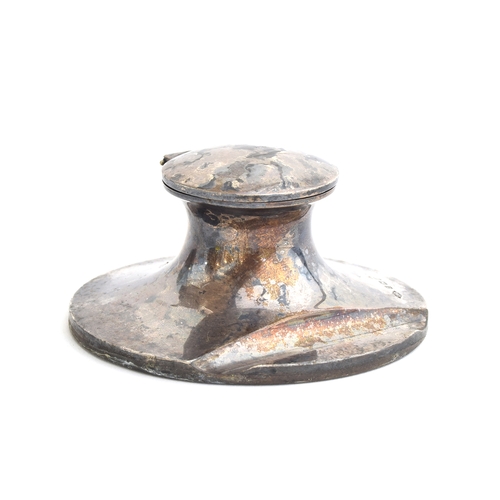 194 - A silver capstan inkwell by Edwards & Sons, Birmingham 1908, with glass liner and pen rest