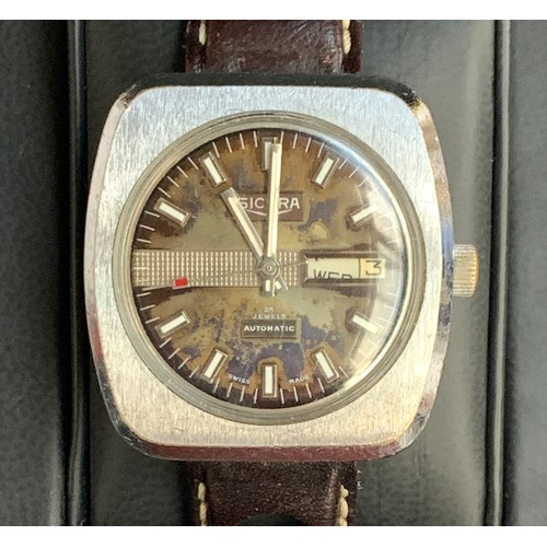 83 - A Breitling Sicura gent's stainless steel pilots wrist watch, c1960s, the patinated dial with day da... 