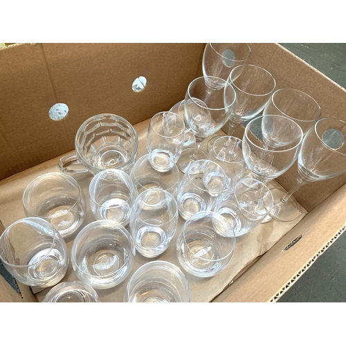 128 - A mixed lot of glass and cut glass items to include wine glasses, tumblers, drinking glasses etc