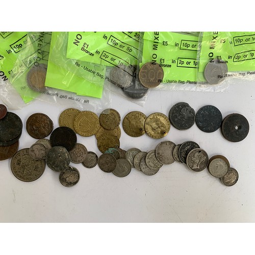 92 - A quantity of British and World coins, some pre 1947, to include half crown 1940, Victorian coin ins... 