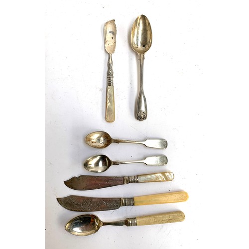 115 - A Victorian silver king's pattern dessert spoon together with a silver scoop with mother of pearl ha... 