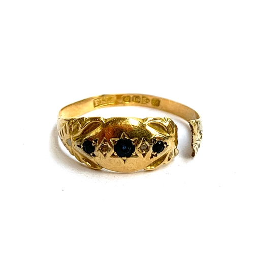 24 - An 18ct gold gypsy ring set with sapphires and diamond chips (af), 1.6g