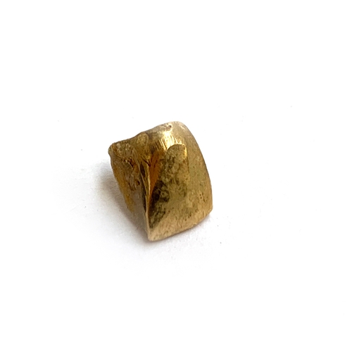 44 - A gold tooth, total weight approx. 1.3g