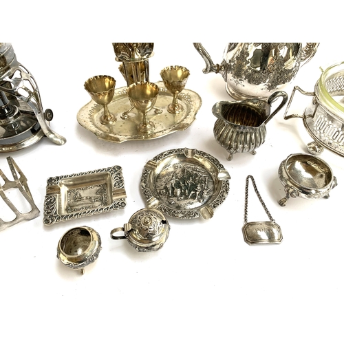 94 - A mixed lot of plated and white metal wares to include samavar, various foreign white metal pin dish... 