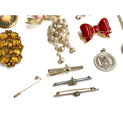 7 - A mixed lot of costume jewellery to include a Czech citrine glass brooch, 6cmL; Stratton horse tie c... 