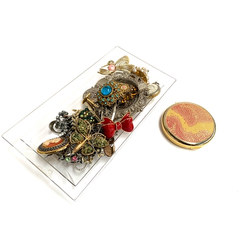 7 - A mixed lot of costume jewellery to include a Czech citrine glass brooch, 6cmL; Stratton horse tie c... 