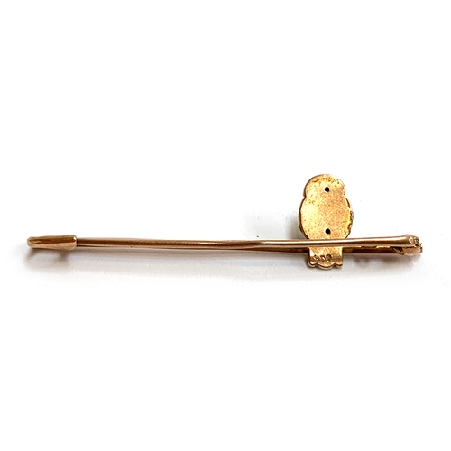 22 - A 9ct gold bar brooch in the form of an owl on a branch, approx. 2.3g