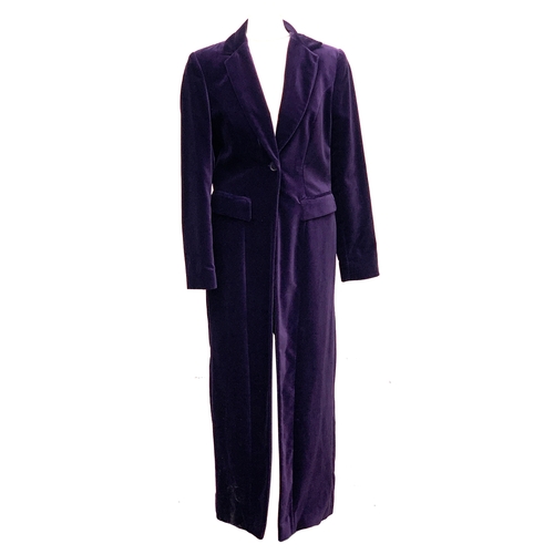 725 - A ladies purple velvet evening coat, size 10