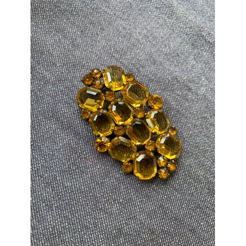 7 - A mixed lot of costume jewellery to include a Czech citrine glass brooch, 6cmL; Stratton horse tie c... 