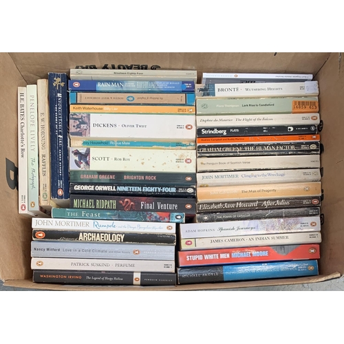 301 - A box of Penguin paperbacks to include Roald Dahl, Joh  Le Carre, Daphne Du Maurier, Chaucer, Conrad... 