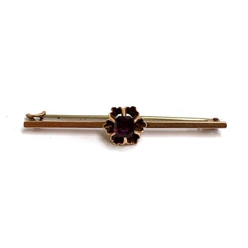 10 - A 9ct gold bar brooch set with an emerald cut almandine garnet, 5.5cmW, approx. 3.8g