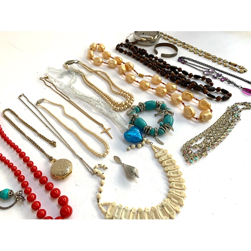 21 - A quantity of costume necklaces to include foiled glass and paste necklace; faux pearls; wooden bead... 