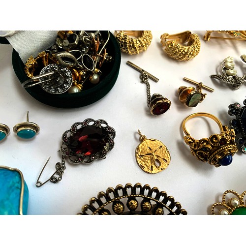 20 - A quantity of costume jewellery to include a Mode-Art 'poison' ring; Sarah Coventry brooches; Sterli... 