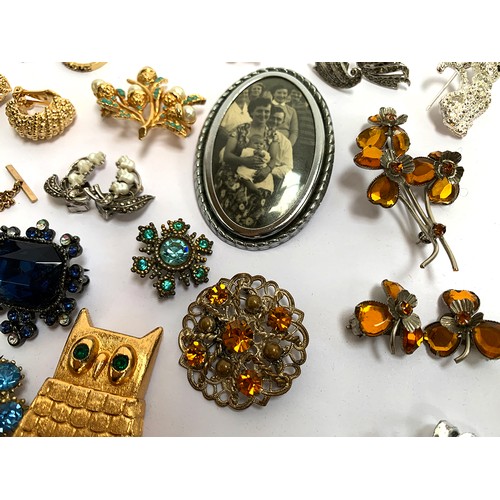 20 - A quantity of costume jewellery to include a Mode-Art 'poison' ring; Sarah Coventry brooches; Sterli... 