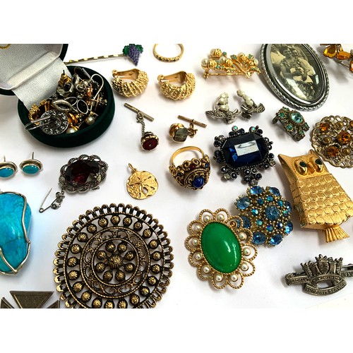 20 - A quantity of costume jewellery to include a Mode-Art 'poison' ring; Sarah Coventry brooches; Sterli... 