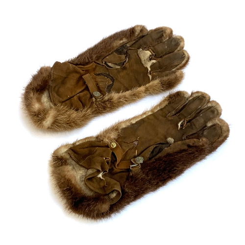 727 - A pair of beaver snow mittens