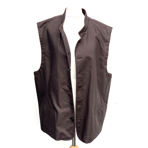 977 - A Holland & Holland gent's collared waistcoat in dark brown cotton twill, size 46, new with tags, rr... 