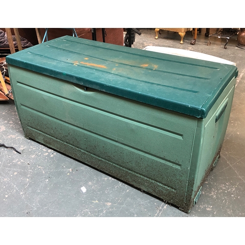 181 - A Keter large green plastic tack or feed box, 122cm wide