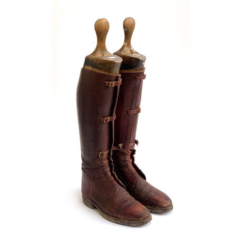 175 - A pair of early 20th century brown leather field boots with fitted wooden trees, approx. size 9/10