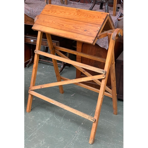 199 - A folding pine saddle horse, 91cm wide