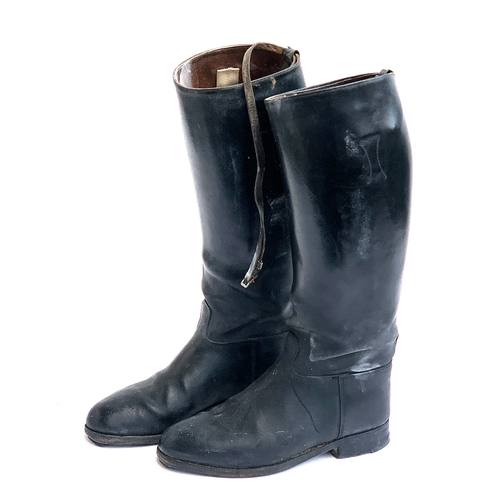 810 - A pair of Davies black leather hunting boots, approx. size 7, part wooden trees to foot